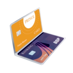 Due carte di credito sono visibili all&rsquo;interno di un portacarte trasparente e apribile &ldquo;Porta cards a 2 tasche&rdquo;. Il portacarte &ldquo;Porta cards a 2 tasche&rdquo; &egrave; progettato per conservare in modo sicuro le tue carte pi&ugrave; importanti.