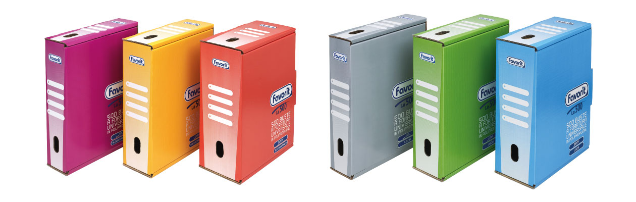 Sei confezioni di buste verticali nei colori rosa, arancione, rosso, grigio, verde e blu, disposte in due gruppi su sfondo bianco