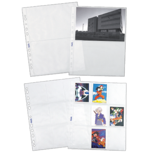 Due buste trasparenti in plastica; la parte superiore contiene una foto in bianco e nero di un edificio, mentre quella inferiore contiene sei carte di personaggi anime colorati in slot individuali.