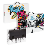 Sono esposte tre valigette, ognuna con un design unico. Una riporta la scritta Peace in lettere colorate, un'altra presenta una street art con due figure che fanno skateboard e la terza &egrave; in bianco e nero con un effetto di gocciolamento di vernice.