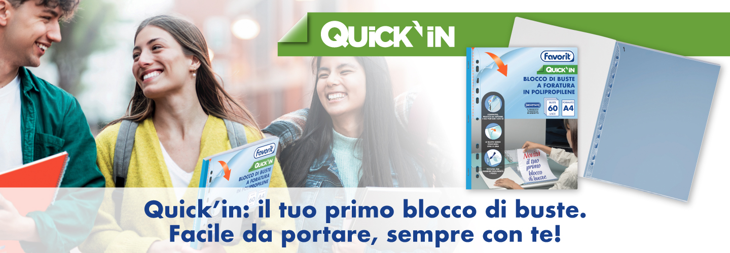 Tre studenti sorridenti con in mano delle cartelline si trovano accanto a una pubblicit&agrave; di raccoglitori in polipropilene Quickin. La pubblicit&agrave; mostra il raccoglitore, la sua confezione e un testo in italiano che ne promuove la portabilit&agrave; e la convenienza.