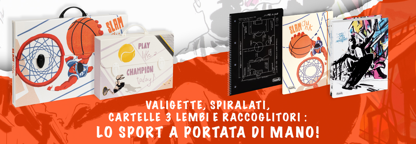 Vari articoli di cancelleria colorati a tema sportivo, tra cui cartelle, quaderni a spirale e cartellette, sono esposti su uno sfondo arancione e bianco con illustrazioni. Il testo in italiano promuove gli articoli scolastici ispirati allo sport.