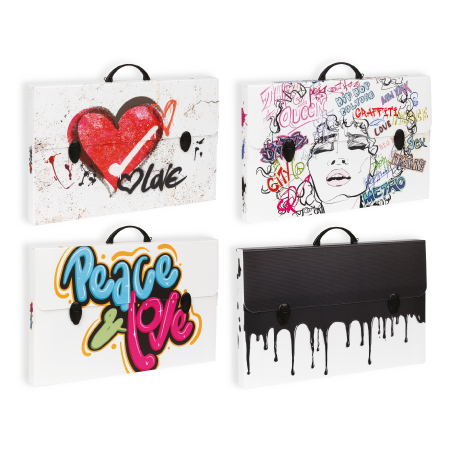 Quattro valigette Graffiti, ognuna caratterizzata da un disegno distintivo: un cuore rosso con testo d'amore, un ritratto in stile graffiti, il testo colorato "Peace & Love" e la vernice nera che cola sul bianco.