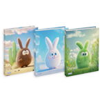 Vengono mostrati tre quaderni illustrati, ognuno dei quali presenta un simpatico personaggio di coniglio sulla copertina: uno marrone con uno sfondo desertico, uno bianco con un cielo blu e uno verde con un prato fiorito.