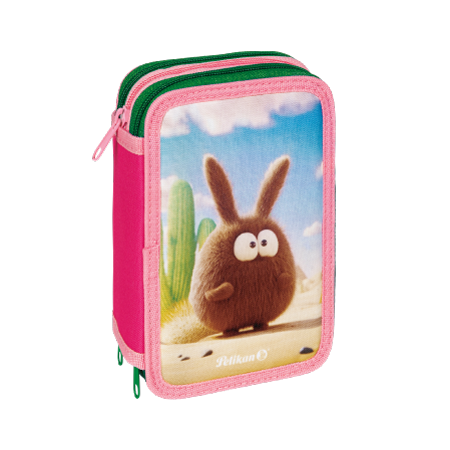 Un astuccio rosa Monsters Pelikan® con cerniere verdi e un soffice coniglietto marrone sul davanti, ambientato in un deserto con cactus e cielo azzurro.