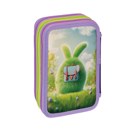 Monsters Pelikan® astuccio a 3 scomparti con zip viola e verde, decorato con un soffice coniglietto verde dalle lunghe orecchie e zainetto blu, seduto su un prato sotto un cielo luminoso.