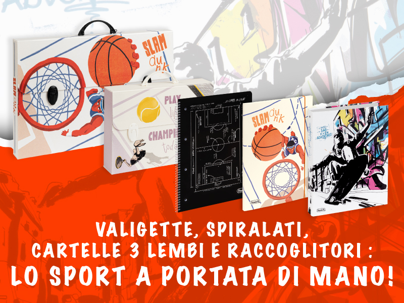Un'esposizione di articoli di cancelleria a tema sportivo, come cartelle e raccoglitori con disegni di basket e graffiti. Il testo italiano recita: Valigette, spiralati, cartelle 3 lembi e raccoglitori: lo sport a portata di mano!.