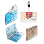 Un collage che mostra vari tipi di documenti d'identit&agrave; e oggetti finanziari, tra cui carte di credito, un libretto degli assegni, una carta d'identit&agrave;, un biglietto e una piccola chiavetta USB, tutti visualizzati su uno sfondo bianco.